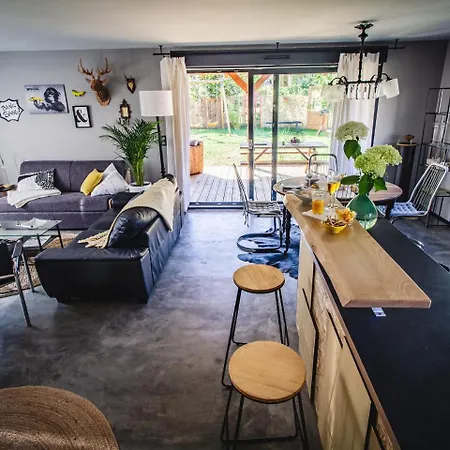 Cosy With Private Garden *